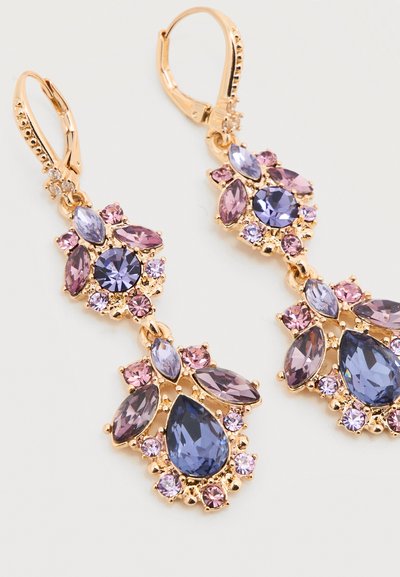 Σκουλαρίκια με σταγόνα σε χρυσό τόνο με ροζ και μοβ φακέτες σε σχήμα δάκρυ και στρογγυλά κρύσταλλα σε λουλουδάτα σύμπλεγματα.