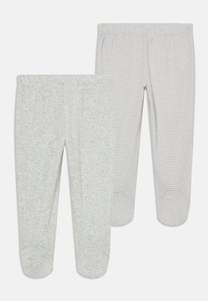 To par med leggings: en ensfarget lys grå, en lys grå med hvite striper. Begge har elastiske midjebånd og bunn med føtter.