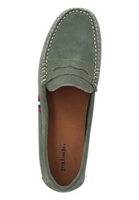 Gröna mocka loafers med sömmar, elastisk topp och brun insida. Har en liten accent i röd, vit och blå på sidan.