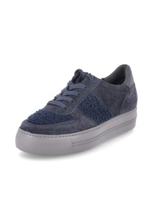Donkerblauwe suède sneaker met gestructureerde stofpanelen, veters aan de voorkant en dikke lichtgrijze rubberen zool.