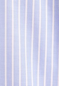 Tissu bleu clair avec des fines rayures verticales blanches et bleues dans un motif de tissage texturé.