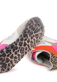 Zapatillas con acentos en gris, naranja, rosa intenso y estampado animal; suela de goma texturizada con un patrón distintivo; diseño elegante.