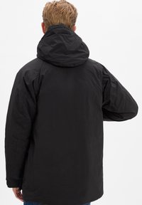 Zwarte capuchonjack met een losse fit, voorzien van een gladde textuur en een minimalistisch ontwerp zonder zichtbare ritsen of versieringen.