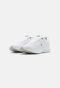 Tommy Hilfiger LIGHTWEIGHT RUNNER  - Sneaker low - white