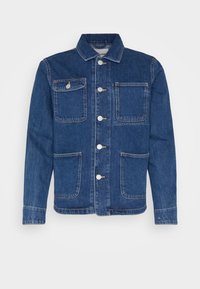 Giacca di jeans blu scuro con colletto, sei tasche e chiusura a bottoni. Caratterizzata da cuciture a contrasto e una vestibilità strutturata.