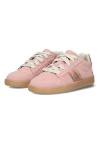 Baskets en suède rose avec des détails perforés, des lacets crème et une bande irisée brillante. Semelle en caoutchouc pour une meilleure adhérence.