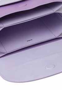 Borsa a mano in pelle viola con una texture liscia, dotata di più scomparti, chiusura a pulsante e discreto dettaglio del marchio all'interno.