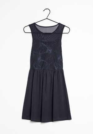 Ärmelloses navy-blaues Kleid mit einem strukturierten Netzoberteil und besticktem Blumenmuster, fließendem Rock und rundem Ausschnitt, das an einem schwarzen Haken hängt.