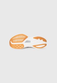 Hvid atletisk skosål med orange gummidetaljer, der har horisontale og vertikale riller til traction, samt et glat, buet design.