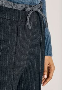 Haringbone-patroon donkergrijze broeken met een relaxed fit, met een elastische tailleband en een gestrikt koorddetail.