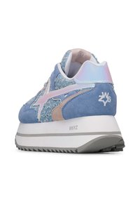 Baskets en daim bleu avec des accents en sequins, semelle intermédiaire blanche et détails irisés sur le talon. Présente une surface texturée et une semelle en caoutchouc.