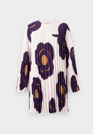 Długa sukienka z plisami i długim rękawem, ozdobiona dużymi fioletowo-pomarańczowymi kwiatowymi wzorami na jasnoróżowym tle, oznaczona marką Marimekko.