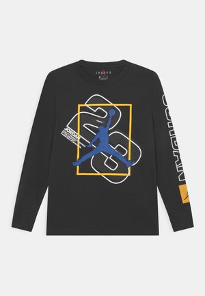 T-shirt noir à manches longues avec un graphique du logo Jordan bleu, bordure de boîte jaune et texte blanc sur le devant ; accent orange sur une manche.