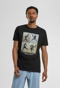 Mister Tee BALL LIFESYTLE TEE - Triko s potiskem - black