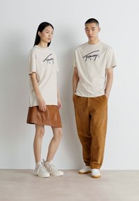Tommy Jeans SIGNATURE TWIST TEE UNISEX - Camiseta estampada - newsprint