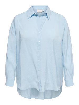 Világoskék, hosszú ujjú, gombos ing klasszikus gallérral és enyhén ívelt szegéllyel, fehér háttéren bemutatva.