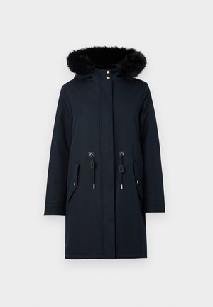 Giacca parka navy con cappuccio foderato in pelliccia sintetica, bottoni dorati, cintura regolabile in vita e due tasche frontali. Tessuto liscio con finitura opaca.