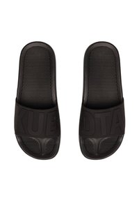 Czarne klapki z teksturowanym wkładem na stopę i szerokim paskiem z podniesionym napisem "KUBOTA". Wykonane z miękkiego, wytrzymałego materiału.