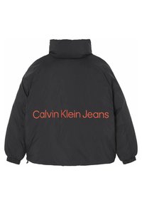 Juodas pūkinis švarkas su aukštu apykakle, ilgomis rankovėmis, elastingais rankogaliais ir per dideliu kirpimu. Ant nugaros yra didelis raudonas "Calvin Klein Jeans" užrašas.