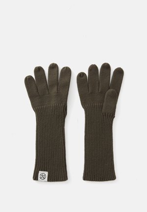 Bruine gebreide handschoenen met lange geribde manchetten en een ontwerp met vijf vingers. Bevat een klein logo-opdruk nabij de pols. Zachte textuur.