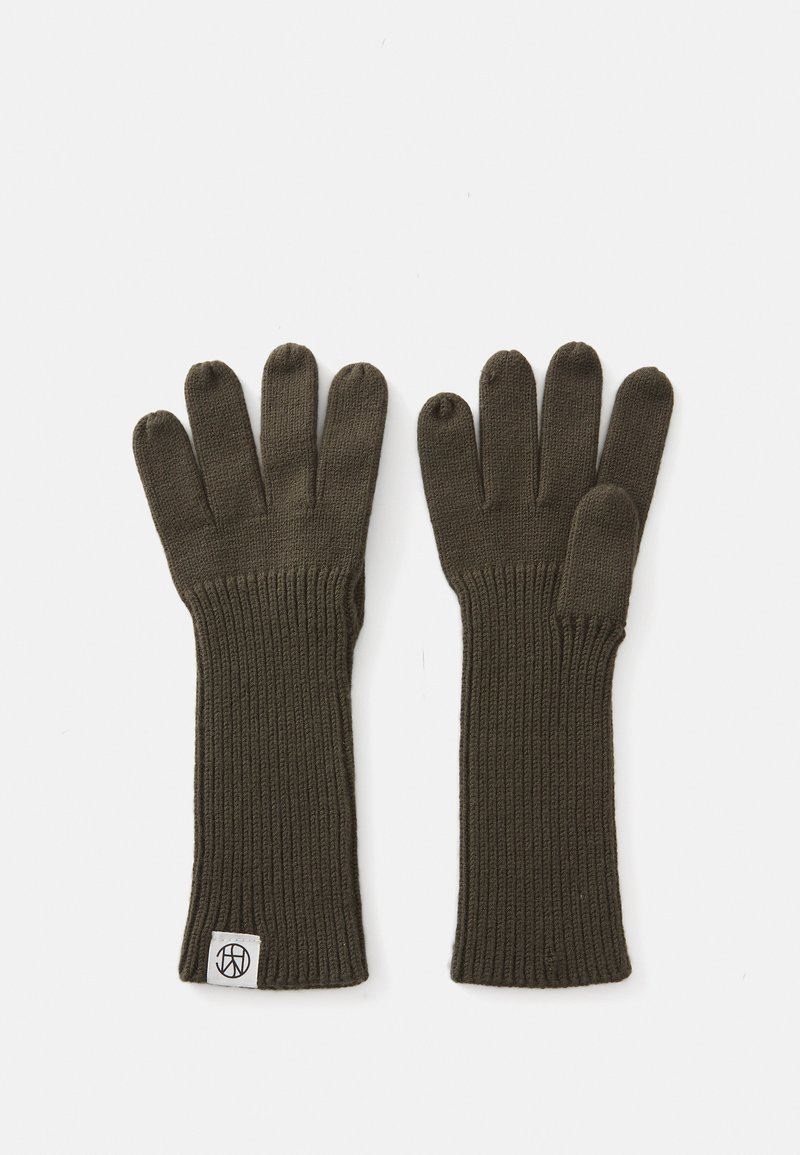 Brune strikkede hansker med lange ribbede mansjetter og fem-fingerdesign. Har et lite logopatch nær håndleddet. Myk tekstur.