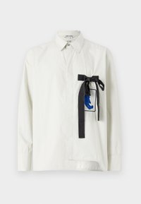 ASYMMETRIC BADGE SHIRT - Marškiniai - ecru