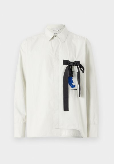 Dhruv Kapoor ASYMMETRIC BADGE SHIRT - Overhemd - ecru