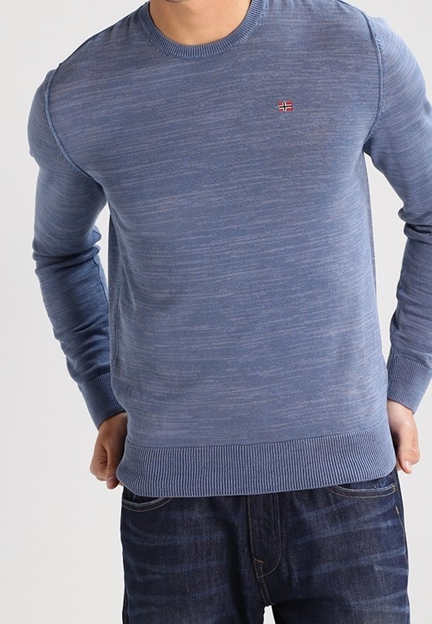 Maglione blu a maglia, con collo e polsini a costine, caratterizzato da un piccolo emblema rosso. Texture liscia con un sottile motivo a righe.