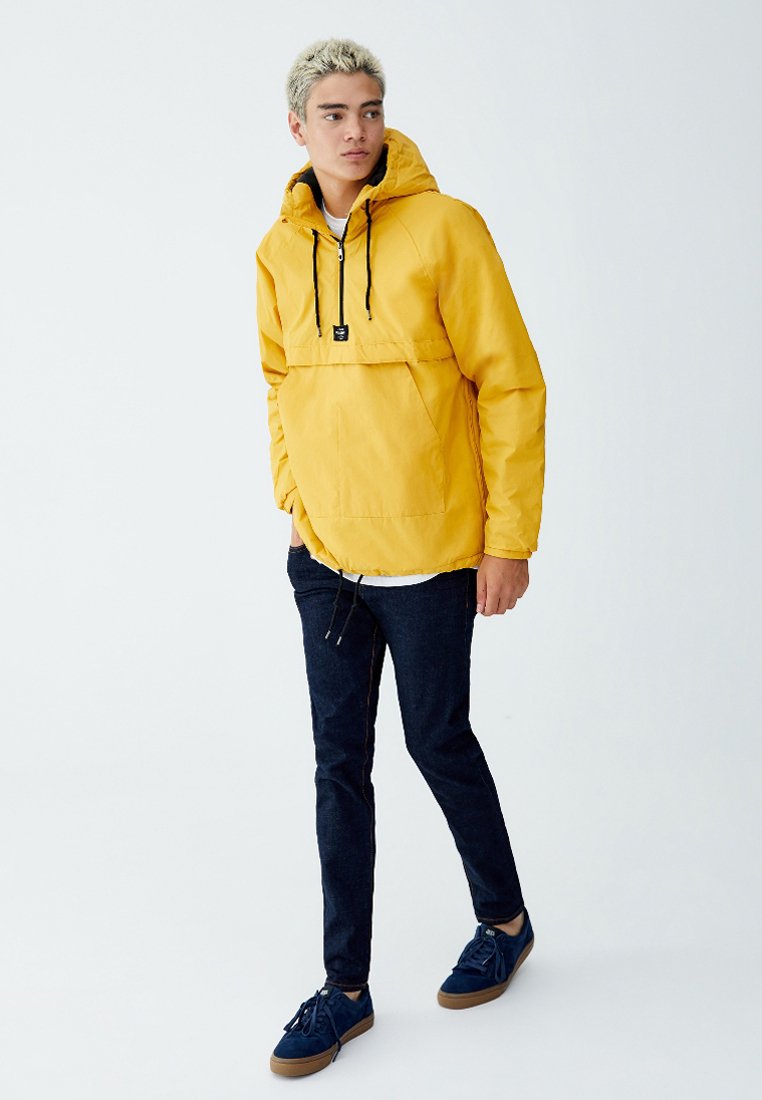 PULL&BEAR MIT BAUCHTASCHE UND KAPUZE Windbreaker yellow PULL&BEAR MIT BAUCHTASCHE UND KAPUZE Windbreaker yellow