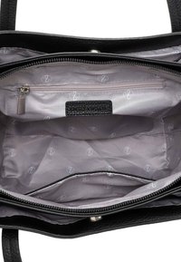 Zwarte leren tote bag interieur met een gladde grijze voering, voorzien van een ritsvak en een met logo-geplaatste label. Meerdere zichtbare compartimenten.