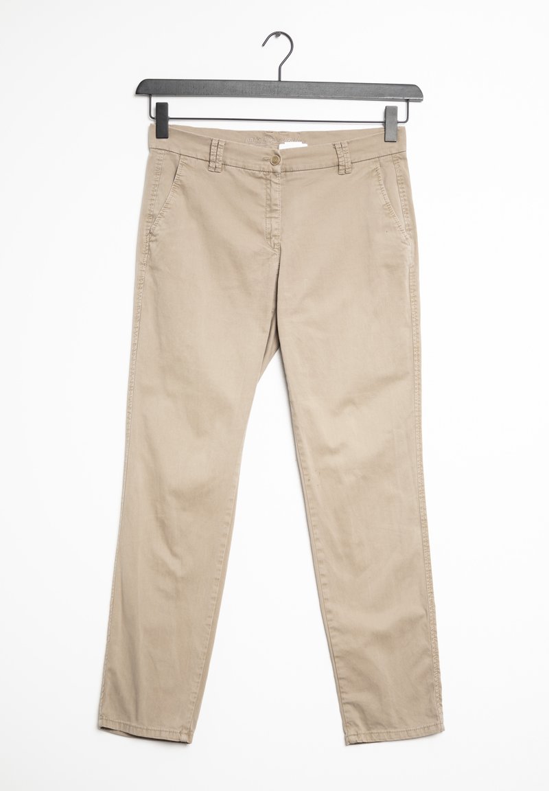Pantalon chino beige avec poches latérales et passants pour ceinture suspendu sur un cintre noir sur fond blanc.