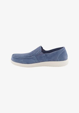 Instap schoenen van blauw suede met een ronde neus en een gemarmerde witte rubberen zool. Voorzien van elastische zijkanten voor gemakkelijk aan- en uittrekken.