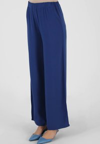 Mørkeblå brede bukser med elastisk talje. Glat, let stof. Har sideslids for ekstra stil.