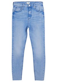 Jeans ajustados de color azul claro fabricados en denim; cuentan con un diseño clásico de cinco bolsillos, cierre frontal con botón y un ligero desvanecimiento en toda la tela.