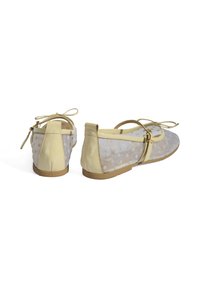 Helle gelbe Ballerinas aus Netzmaterial mit weißen Punkten. Mit einer hinten gebundenen Verschluss und einer flachen, beige Gummisohle.