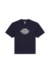Námořnická modrá polo tričko s krátkým rukávem a bílým logem "Dickies" umístěným uprostřed na hrudi a malou etiketou blízko spodního lemu.
