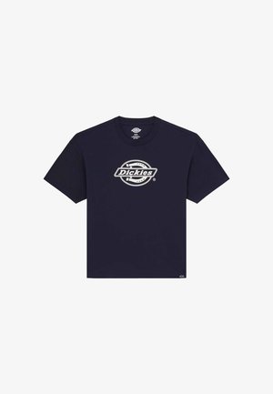 Camiseta de manga corta azul marino con el logo blanco de "Dickies" centrado en el pecho y una pequeña etiqueta cerca del dobladillo inferior.