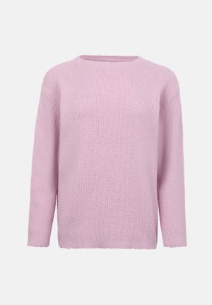 Lyserød langærmet strikket sweater med rund halsudskæring og blødt, tekstureret stof, vist mod en ensfarvet lys baggrund.