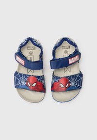 Blå sandaler med Spiderman-design, med et nettmønster, justerbar stropp og teksturert fotseng. Størrelse 22, merket med Marvel-lapp.