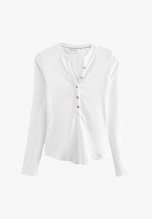 Weißes langärmliges Henley-Shirt aus geripptem Material, mit einem eingeschnittenen Kragen, fünf goldenen Knöpfen auf der Vorderseite und einem abgerundeten Saum.