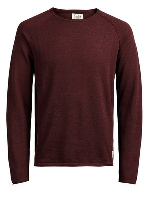 Sweter z długim rękawem i okrągłym dekoltem w ciemnym bordowym kolorze z małą materiałową metką marki blisko krawędzi po lewej stronie.