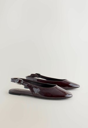 Weinrote Lack-Slingback-Schuhe mit spitzer Spitze, elegantem Design und einer Schnallenverzierung. Flacher Absatz und glatte Textur.