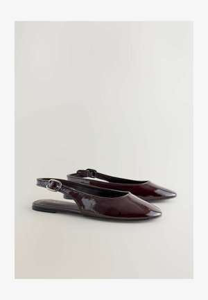 Weinrote Lack-Slingback-Schuhe mit spitzer Spitze, elegantem Design und einer Schnallenverzierung. Flacher Absatz und glatte Textur.