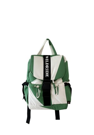 Grüner und weißer Rucksack mit schwarzem Träger und dem Text ""WILDRIDE"" auf der Vorderklappe, zwei Vordertaschen und einem oberen Griff.