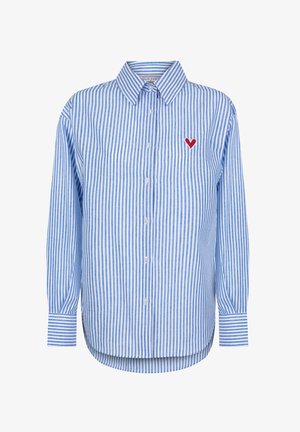 Camisa de botones a rayas azul y blanca con cuello clásico, mangas largas y un bordado de corazón rojo en el lado izquierdo del pecho.