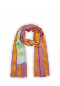 Écharpe multicolore avec des rayures roses, oranges et blanches ; comporte un texte vert. Fabriquée en tissu léger avec des bords frangés.