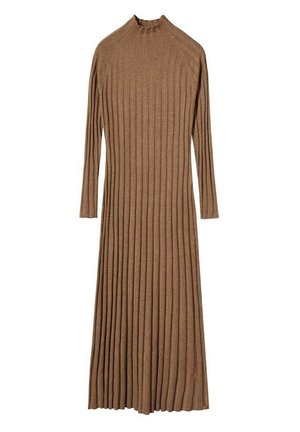 Braunes, geripptes Strick-Midikleid mit langen Ärmeln, Stehkragen und vertikalen Falten, oben eng anliegend und am Saum leicht ausgestellt.