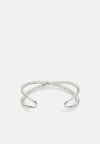 Bracciale in argento con design intrecciato; presenta accenti in rilievo lungo la fascia, texture liscia e una silhouette aperta.