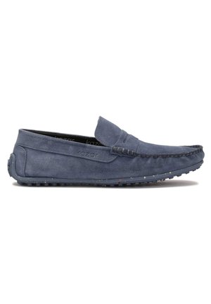 Middenblauwe suède instappers hebben een moccasinontwerp, gestikte accenten en een textuur rubberen zool met kleurrijke spikkels.