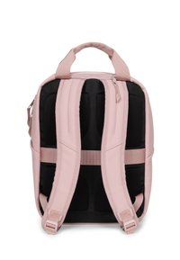 Mochila rosa y negra con una forma estructurada, que cuenta con correas acolchadas, un asa superior y un cierre de cremallera en la parte posterior.